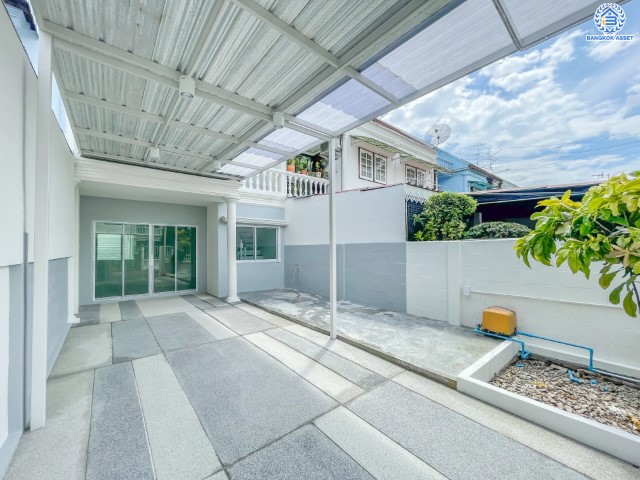 บ้านมือสองตกแต่งใหม่ ม.กฤษดานคร10 รัตนาธิเบศร์-บางใหญ่ ราคาถูกที่สุดในย่านนี้ บนเนื้อที่ 20 ตร.ว. ฟังก์ชั่น 3 ห้องนอน 2 ห้องน้ำ ทำเลเยี่ยมติดถนนรัตนธิเบศร์ ห่างรถไฟฟ้า "สถานีสามแยกบางใหญ่" เพียง 200 เมตร ใกล้เซ็นทรัลเวสต์เกตเพียง 1 กม. และจุดขึ้นทางด่วน "กาญจนาภิเษก"